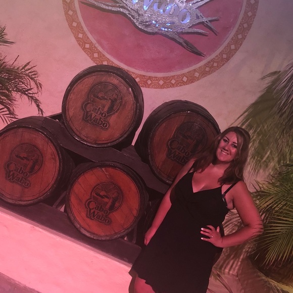 Meet your posher, Nicole! 🤙🏻💁🏼♀️ - Picture 1 of 5